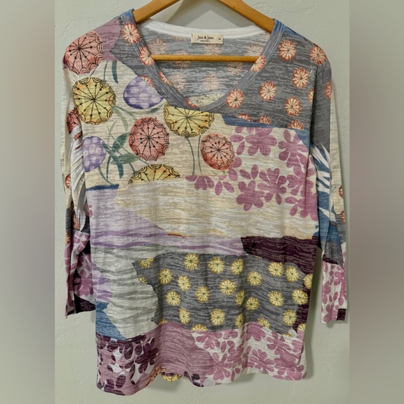 Tops - Jess & Jane Floral 3/4  Sleeve Top size Medium but runs large.